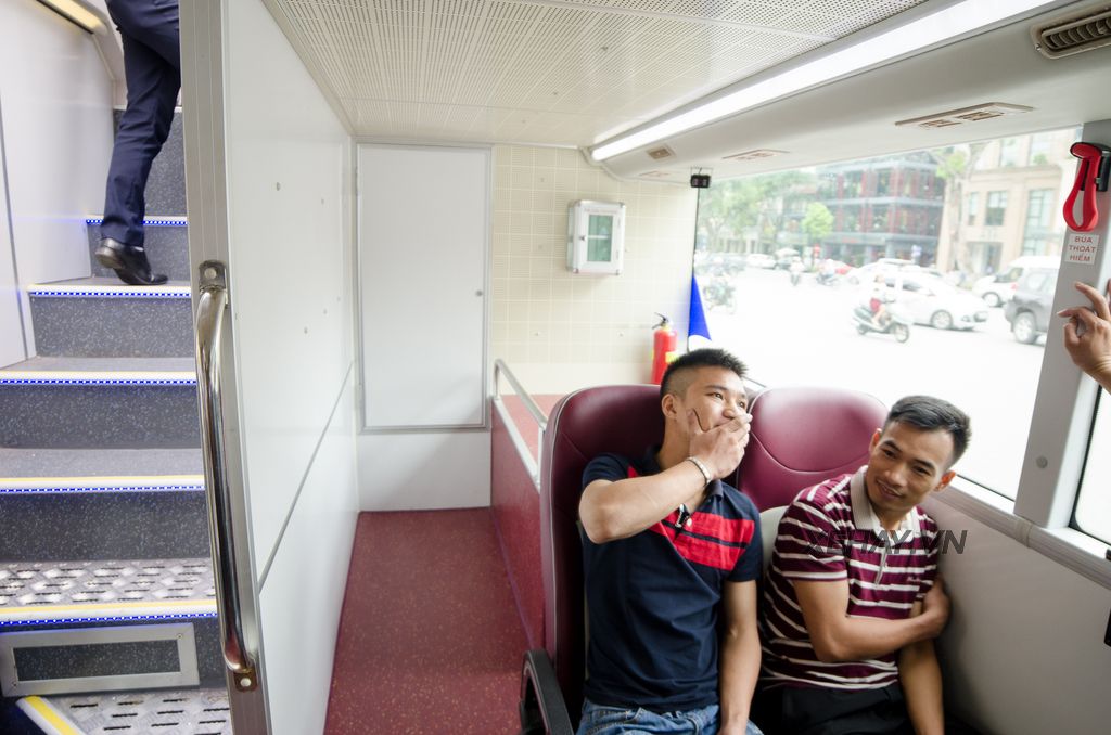 Hà Nội chạy thử nghiệm xe bus 2 tầng khiến người dân vô cùng thích thú