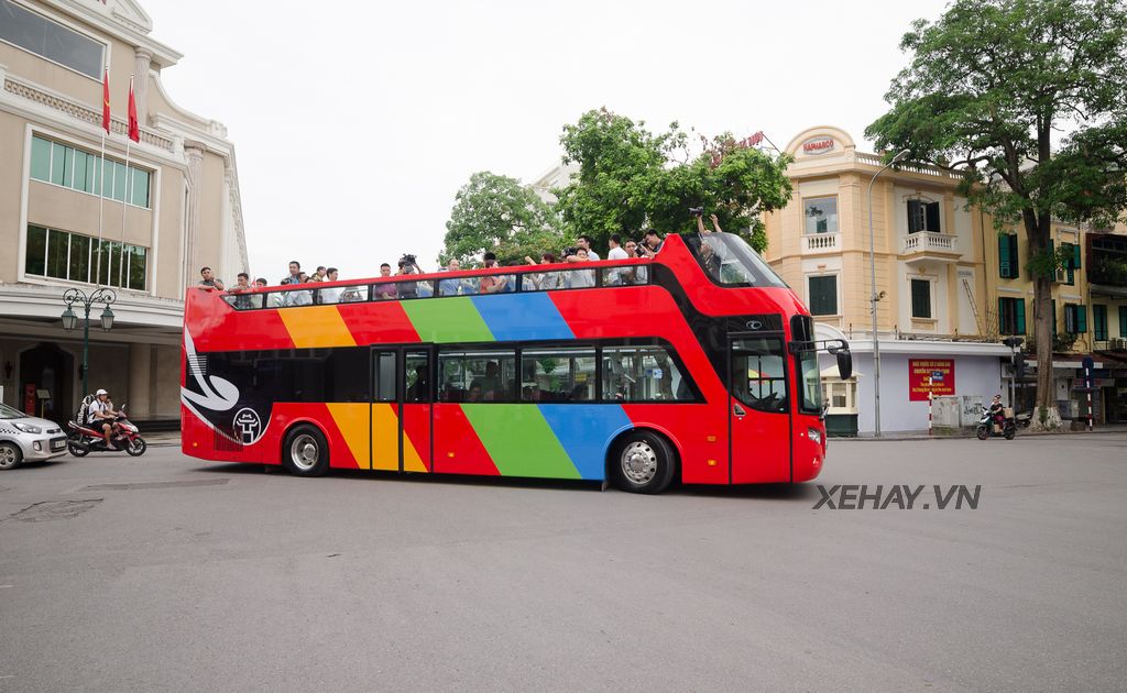 Hà Nội chạy thử nghiệm xe bus 2 tầng khiến người dân vô cùng thích thú