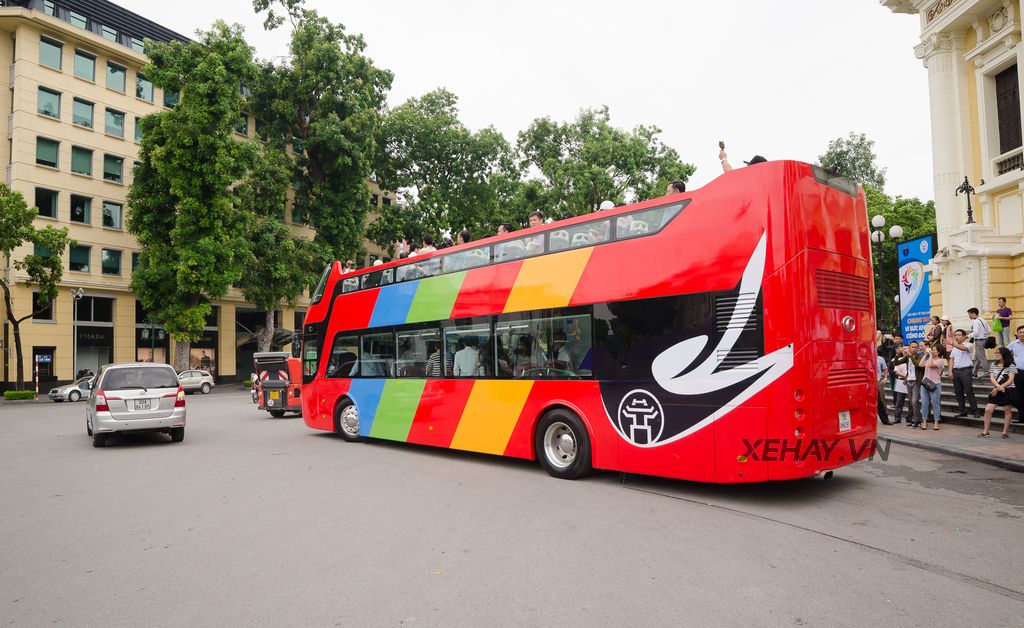 Hà Nội chạy thử nghiệm xe bus 2 tầng khiến người dân vô cùng thích thú