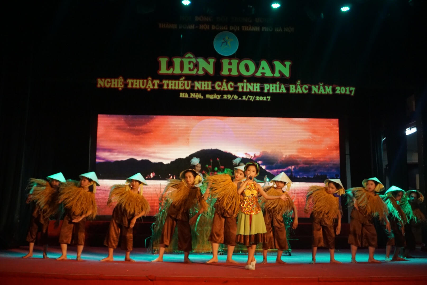 Cung thiếu nhi Hà Nội nhận cờ xuất sắc toàn diện Liên hoan nghệ thuật thiếu nhi các tỉnh phía Bắc năm 2017