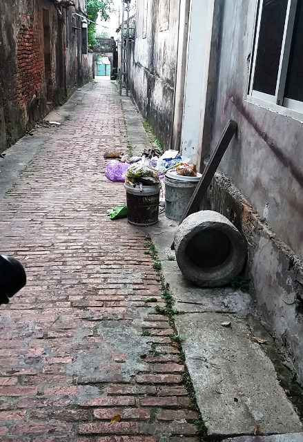 Vô tư vứt rác giữa đường làng, ngõ xóm