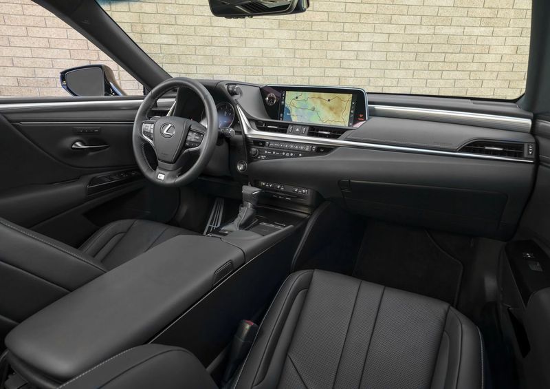 Lexus ES 2019 hoàn toàn mới sẽ là chiếc Lexus đầu tiên tương thích với Apple CarPlay