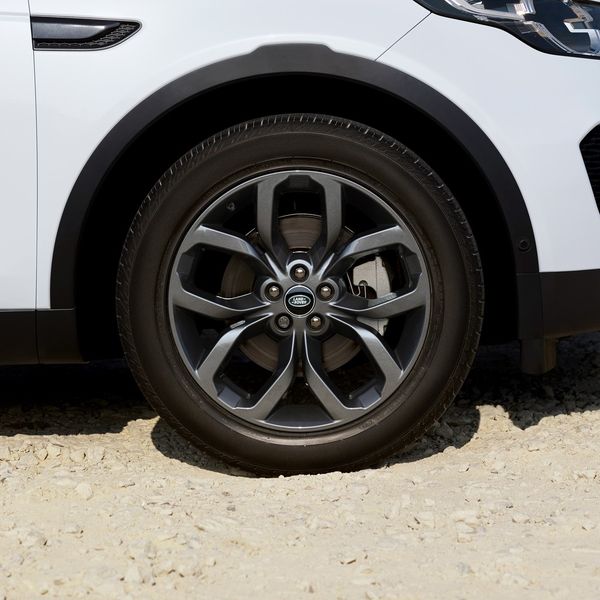 Land Rover Discovery Sport Landmark 2018 giá 1,22 tỷ VNĐ tại các đại lý Anh Quốc