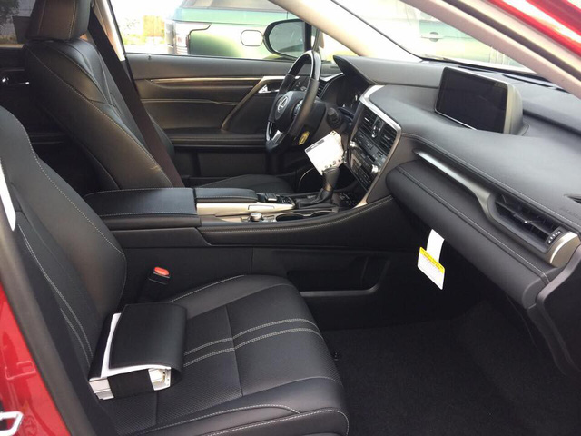 Lexus RX 350L trang bị cao cấp hơn tiếp tục được đưa về Việt Nam