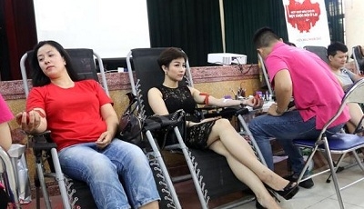 Cựu học sinh THPT Việt Đức (Hà Nội) hiến máu nhân đạo