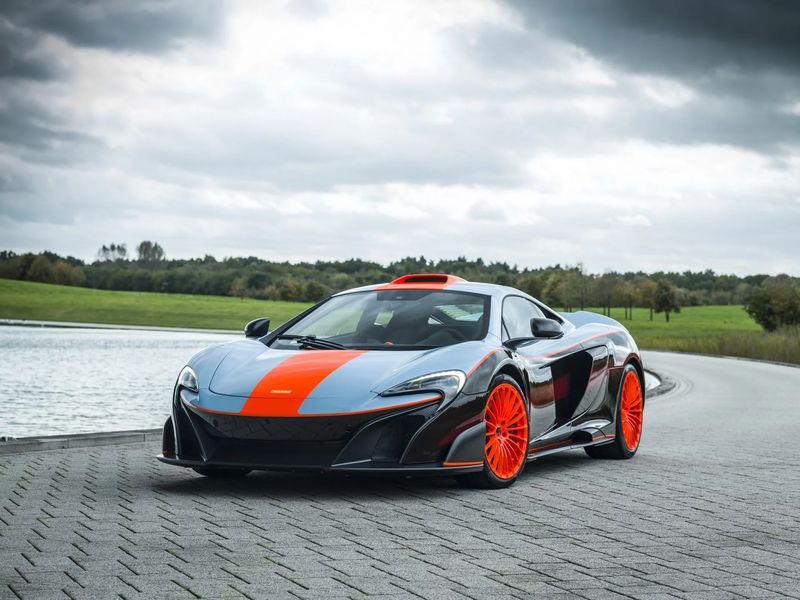 Chiêm ngưỡng McLaren 675LT mặc áo Gulf Racing F1 GTR Longtail