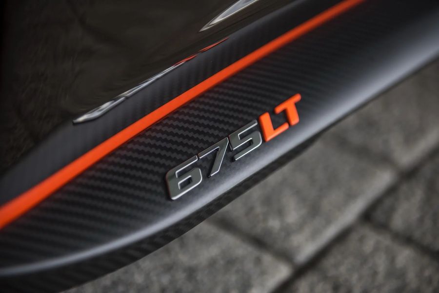 Chiêm ngưỡng McLaren 675LT mặc áo Gulf Racing F1 GTR Longtail