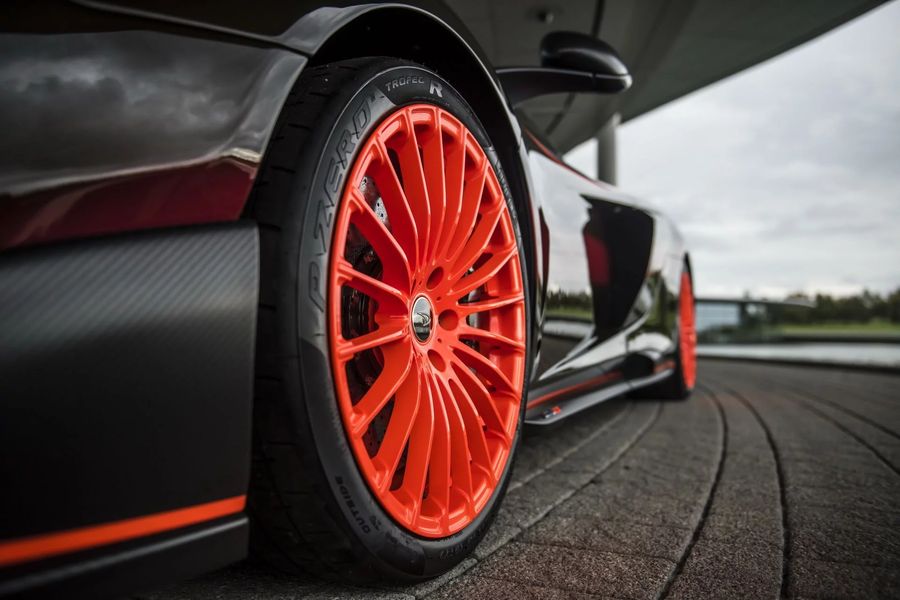 Chiêm ngưỡng McLaren 675LT mặc áo Gulf Racing F1 GTR Longtail