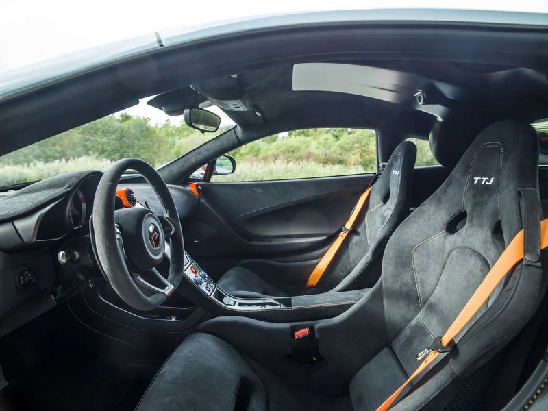 Chiêm ngưỡng McLaren 675LT mặc áo Gulf Racing F1 GTR Longtail
