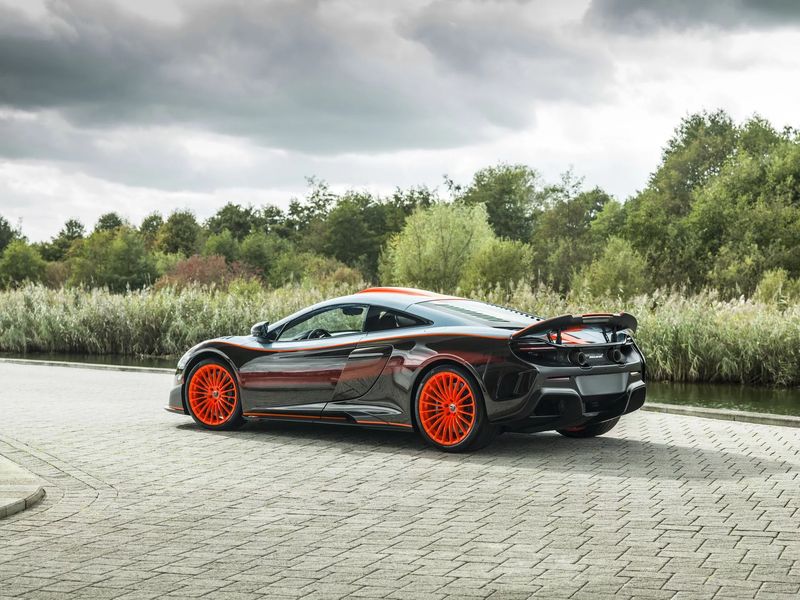 Chiêm ngưỡng McLaren 675LT mặc áo Gulf Racing F1 GTR Longtail