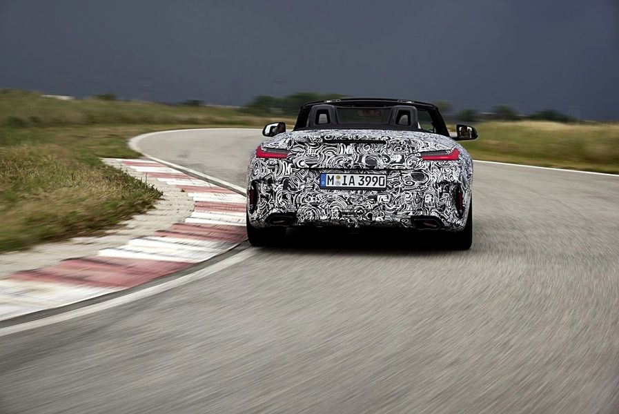 BMW Z4 M40i 2018 được công bố, hứa hẹn sẽ là một chiếc roadster thuần chủng