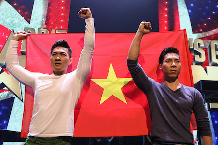 Tặng bằng khen cho anh em Quốc Cơ, Quốc Nghiệp