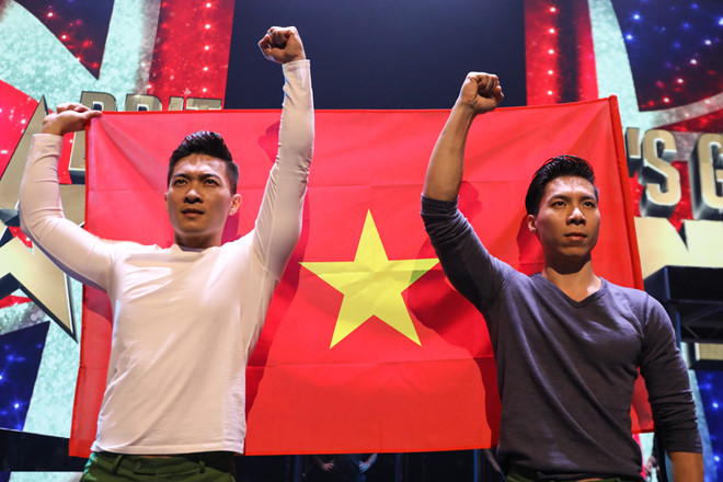 Tặng bằng khen cho anh em Quốc Cơ, Quốc Nghiệp