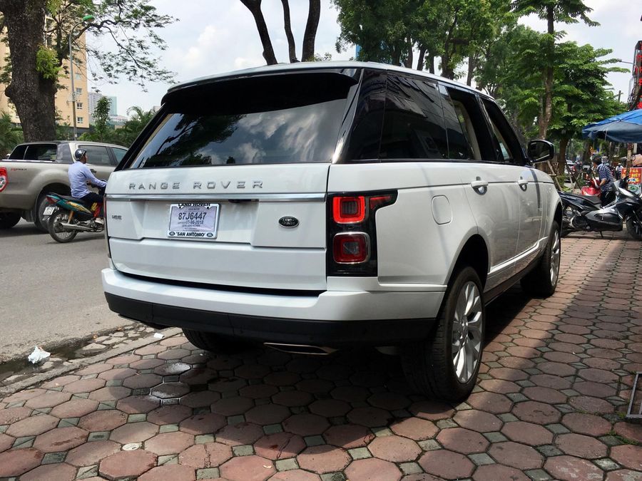 Range Rover HSE 2018 đầu tiên về nước được chào bán với giá hơn 8 tỷ đồng