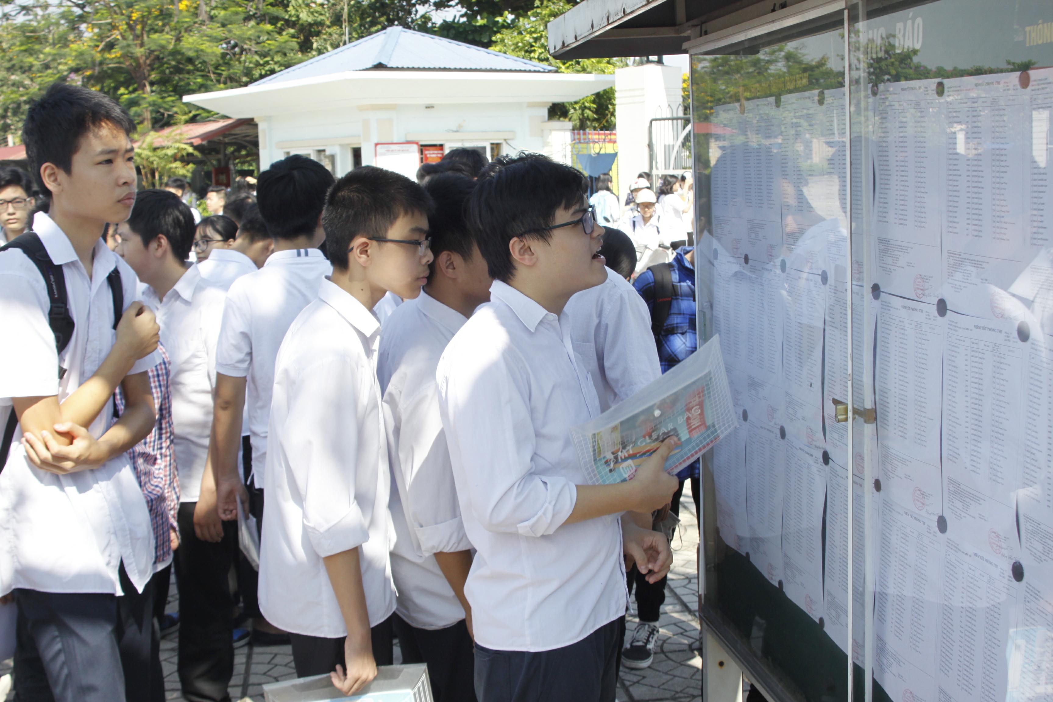 Nhiều thí sinh không mang giấy tờ làm thủ tục thi vào 10