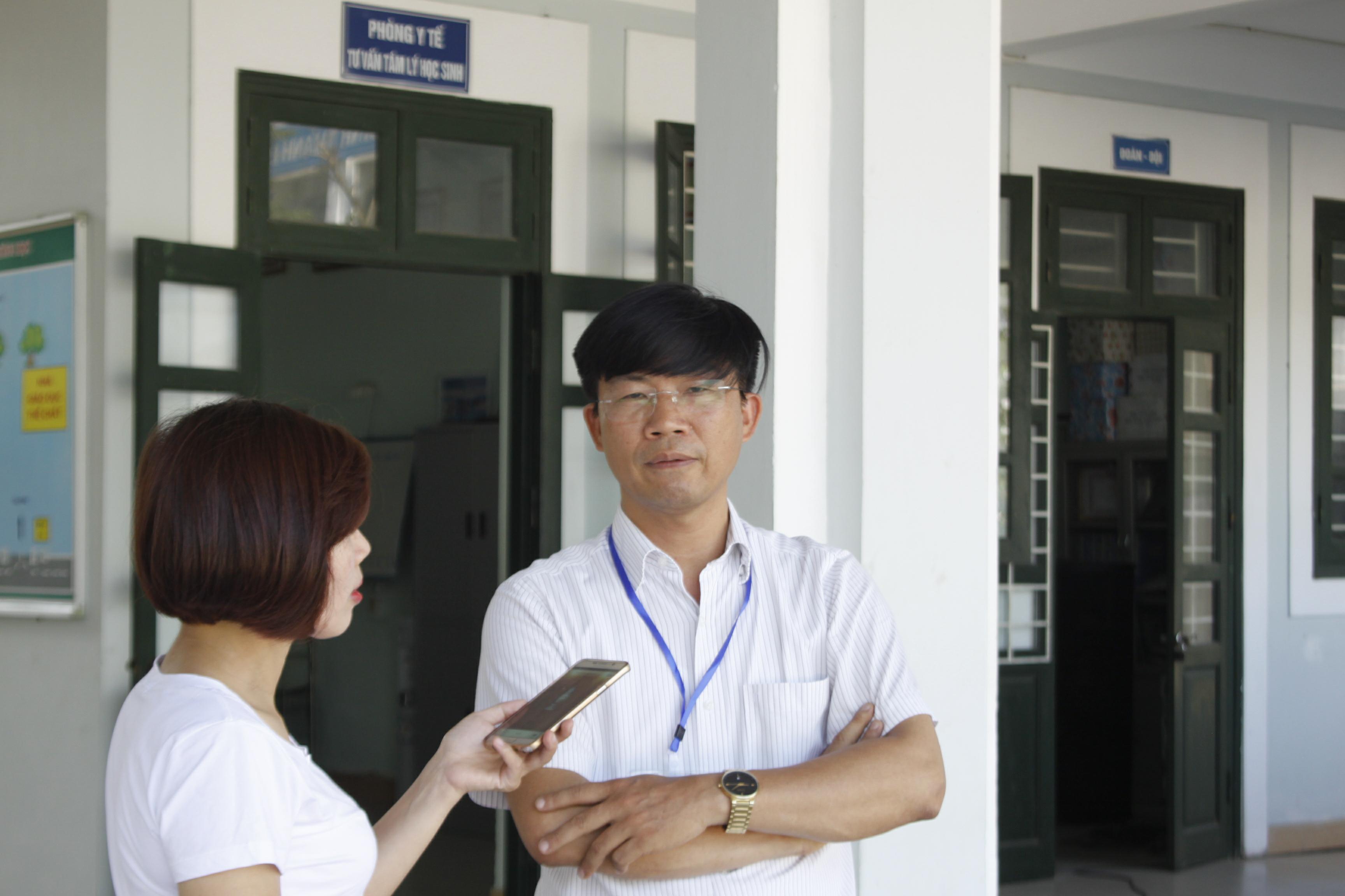 Nhiều thí sinh không mang giấy tờ làm thủ tục thi vào 10