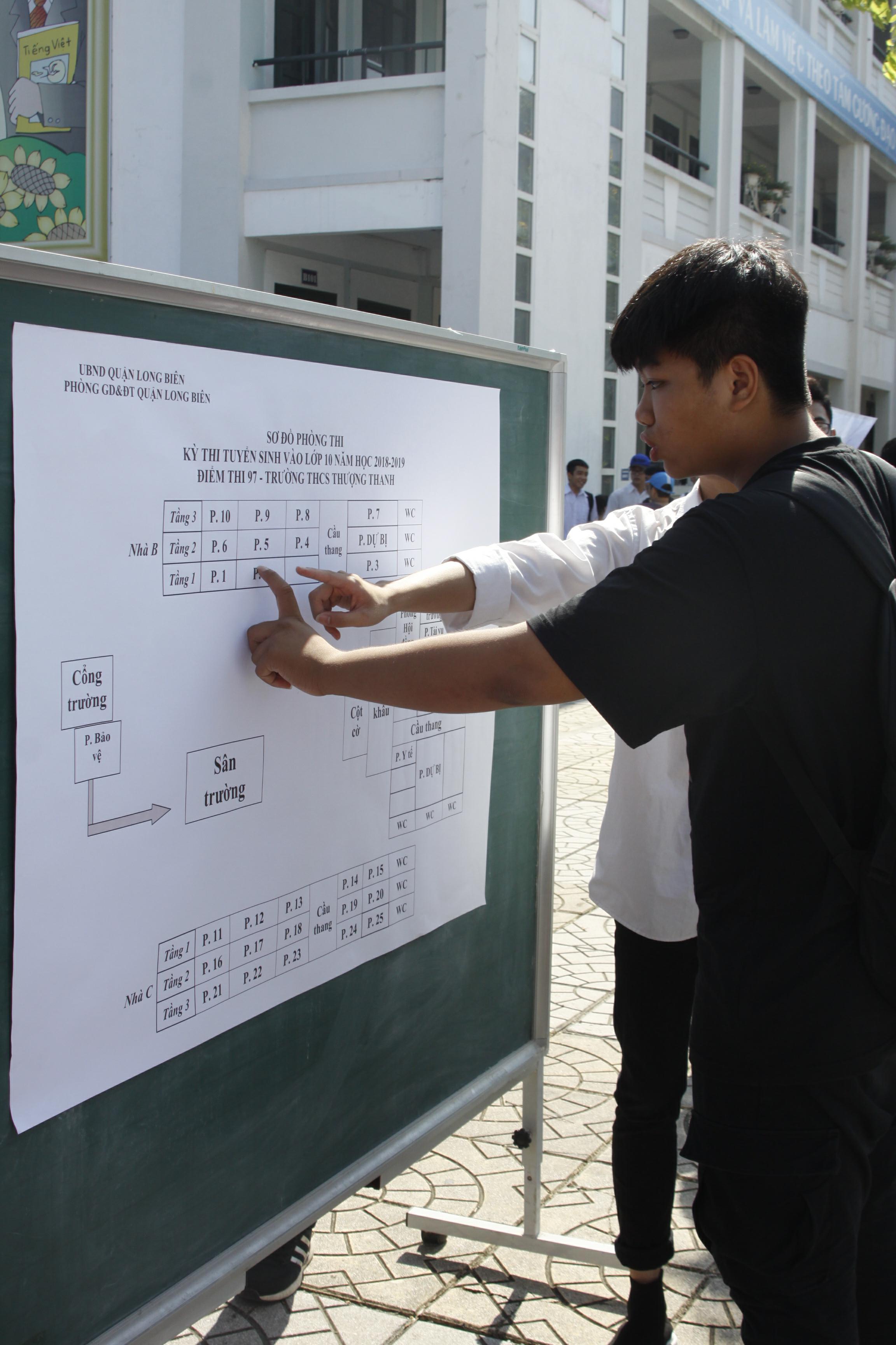 Nhiều thí sinh không mang giấy tờ làm thủ tục thi vào 10