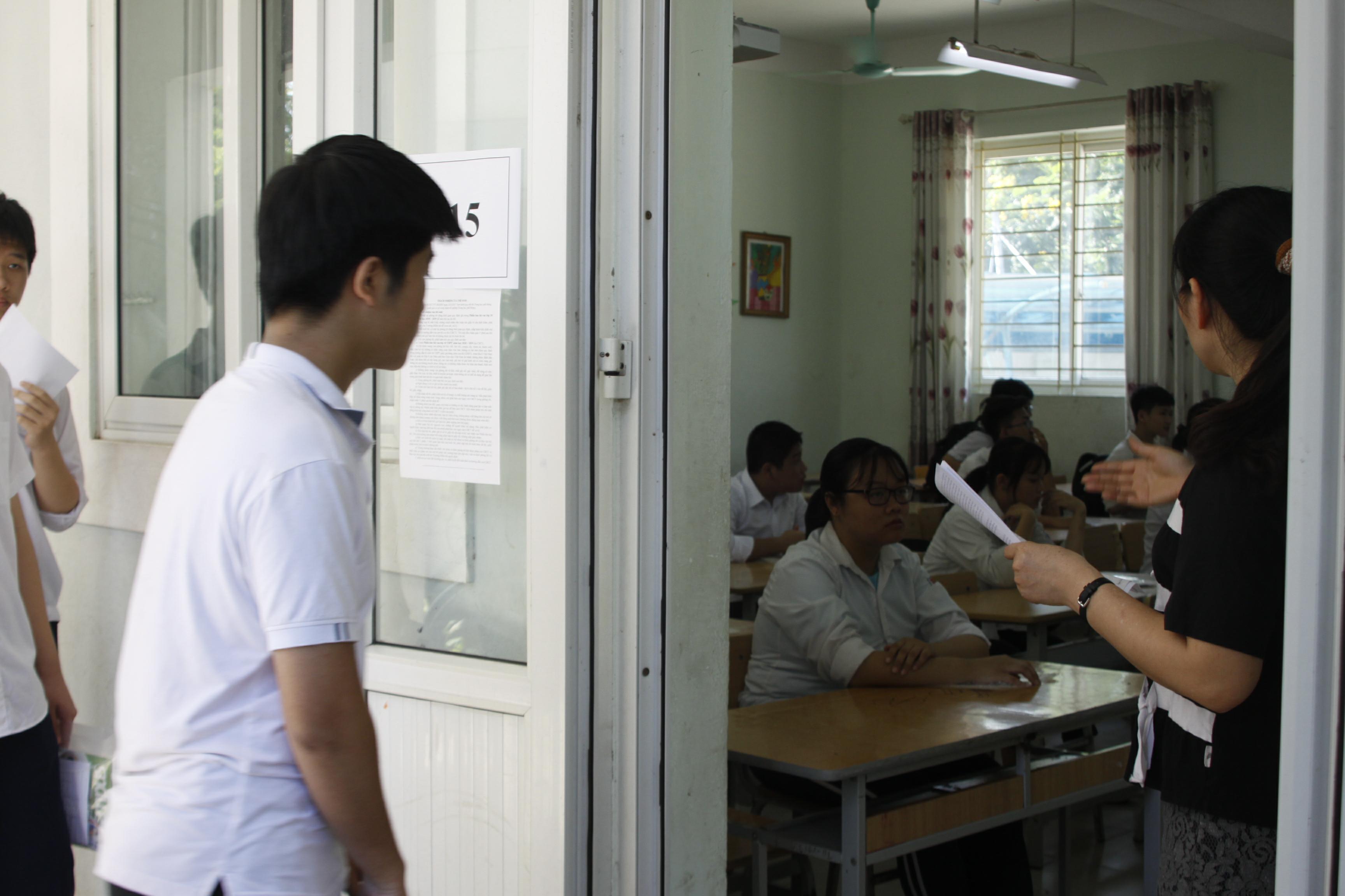 Nhiều thí sinh không mang giấy tờ làm thủ tục thi vào 10