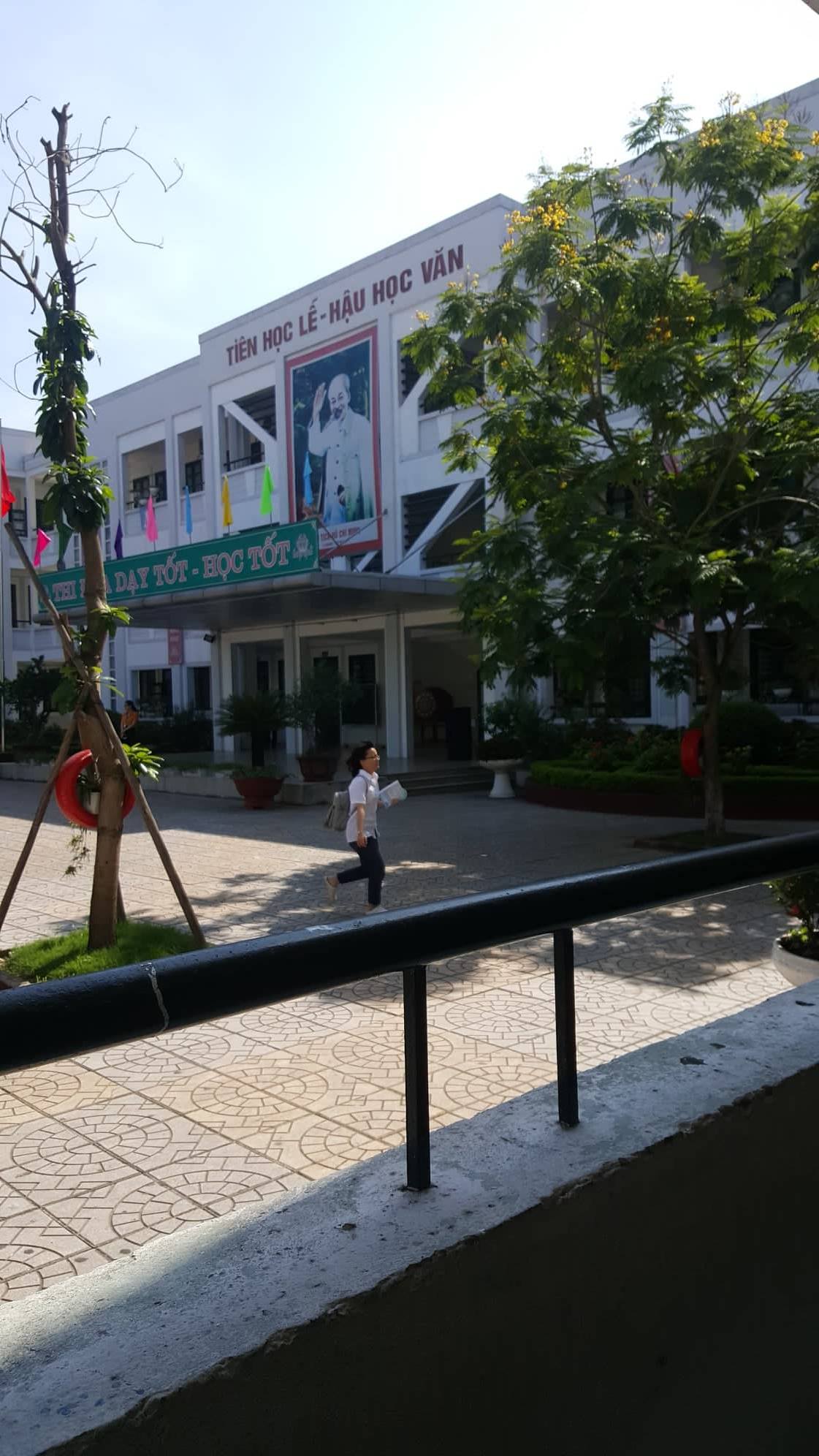 Nhiều thí sinh không mang giấy tờ làm thủ tục thi vào 10