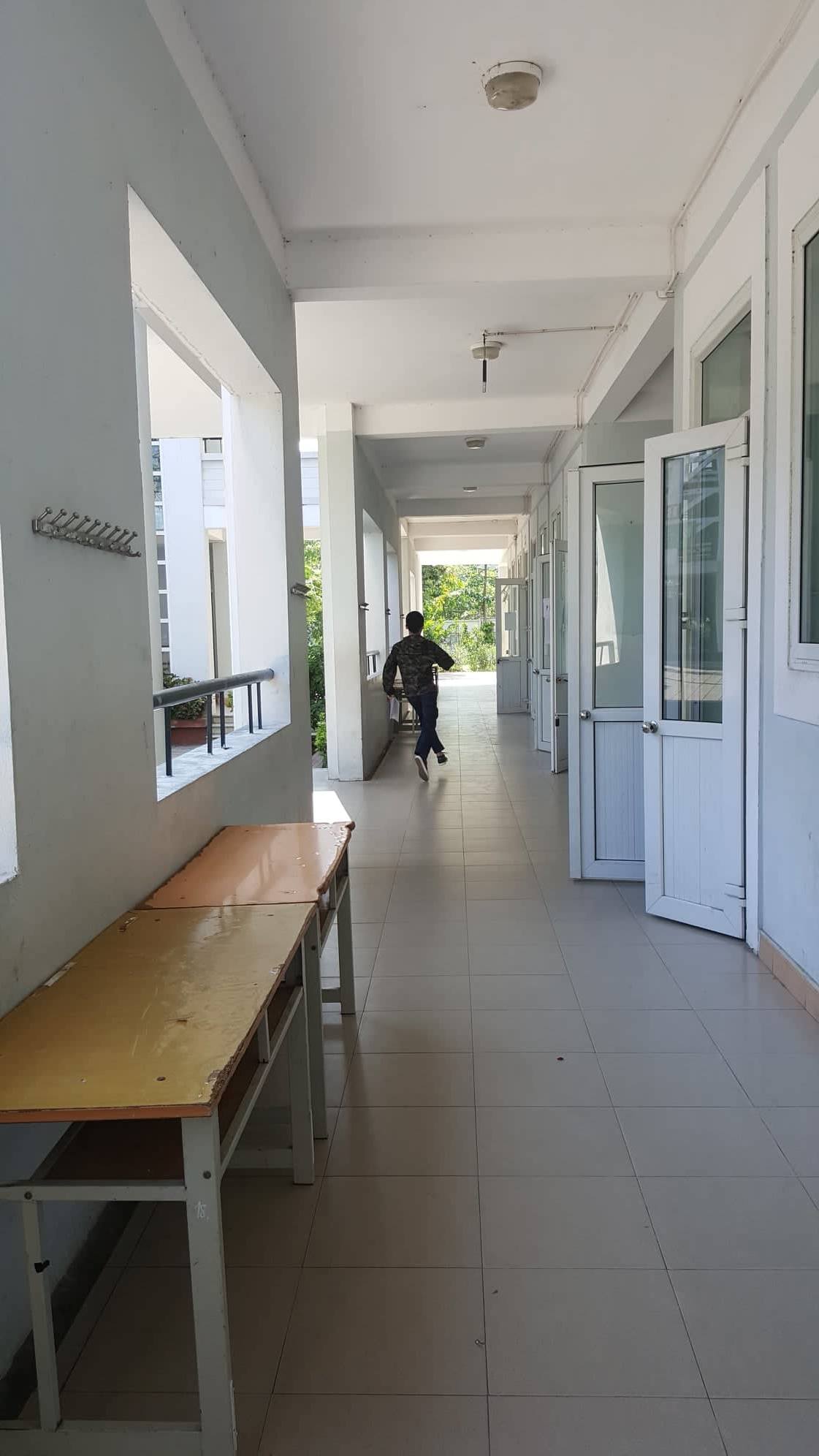 Nhiều thí sinh không mang giấy tờ làm thủ tục thi vào 10