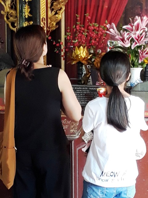 Sĩ tử lễ chùa trước khi “vượt vũ môn”
