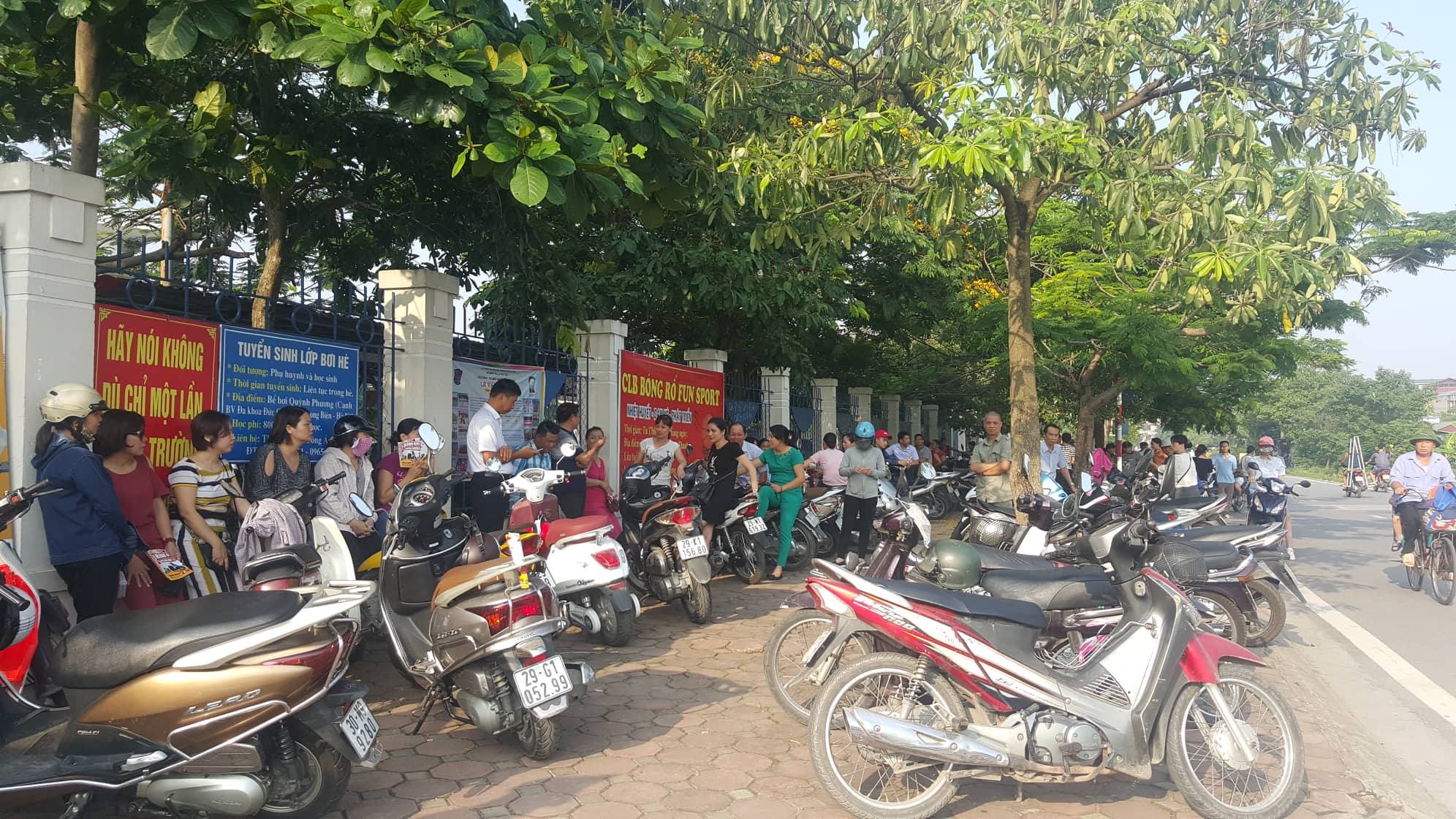 Phụ huynh đội nắng đợi con thi
