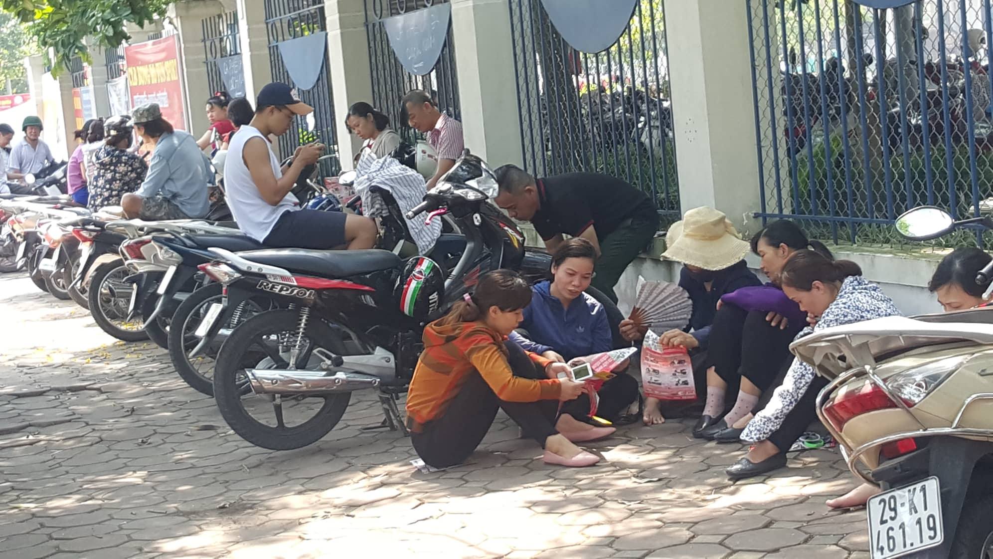 Phụ huynh đội nắng đợi con thi