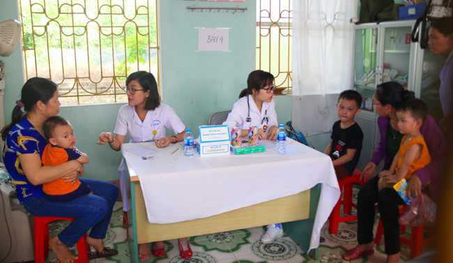 Bác sĩ Bệnh viện Nhi Trung ương tình nguyện tại Thanh Hóa