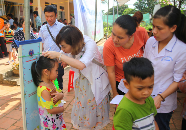 Bác sĩ Bệnh viện Nhi Trung ương tình nguyện tại Thanh Hóa