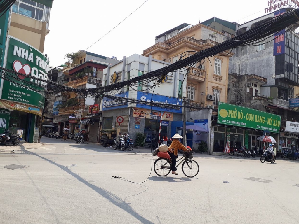 Phường Trung Liệt, Hà Nội: Khi dây điện giăng bẫy người đi đường