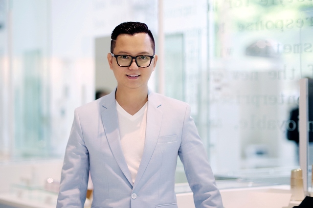 Long Kan tổ chức show thời trang trên chiếc cầu trong mây
