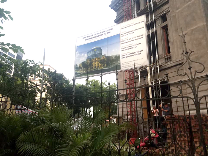 Hà Nội: Cây phượng bất ngờ bật gốc đổ ra đường khiến 3 người bị thương