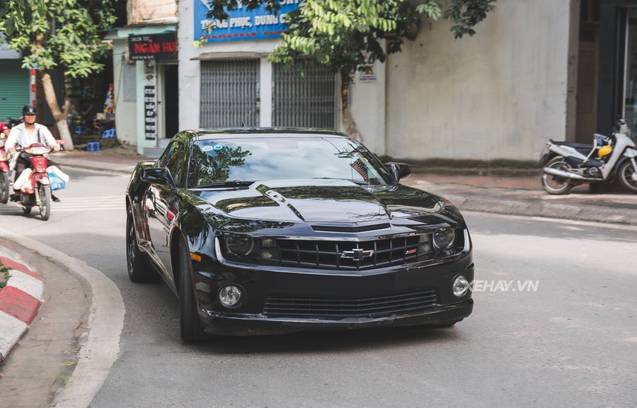Chiêm ngưỡng Chevrolet Camaro Transformer Edition lăn bánh trên phố Hà Nội