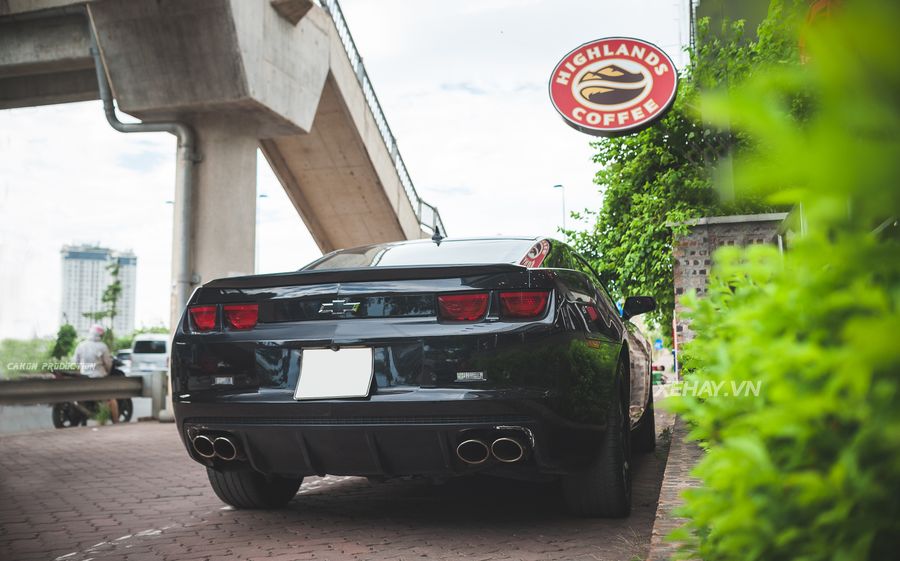 Chiêm ngưỡng Chevrolet Camaro Transformer Edition lăn bánh trên phố Hà Nội