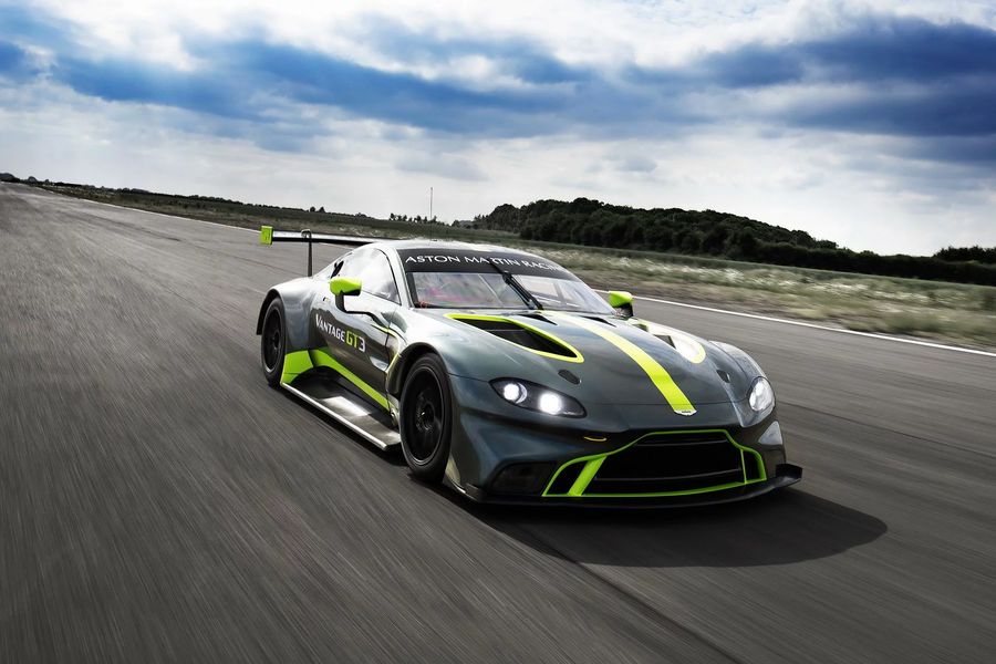 Aston Martin vén màn cặp xe đua Vantage GT3 và GT4 tại giải Le Mans