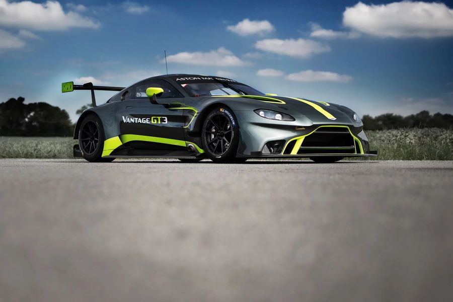 Aston Martin vén màn cặp xe đua Vantage GT3 và GT4 tại giải Le Mans
