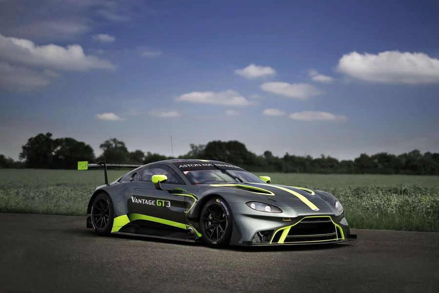 Aston Martin vén màn cặp xe đua Vantage GT3 và GT4 tại giải Le Mans