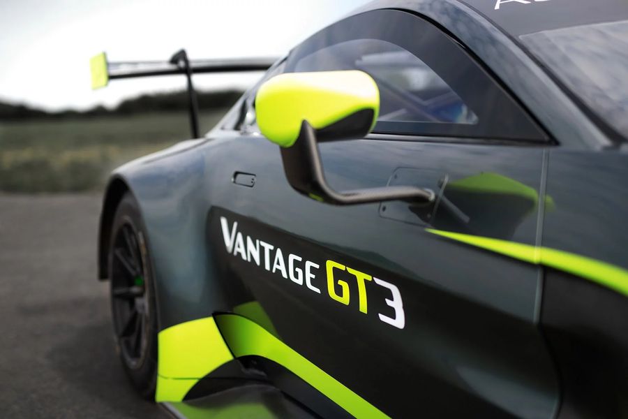 Aston Martin vén màn cặp xe đua Vantage GT3 và GT4 tại giải Le Mans