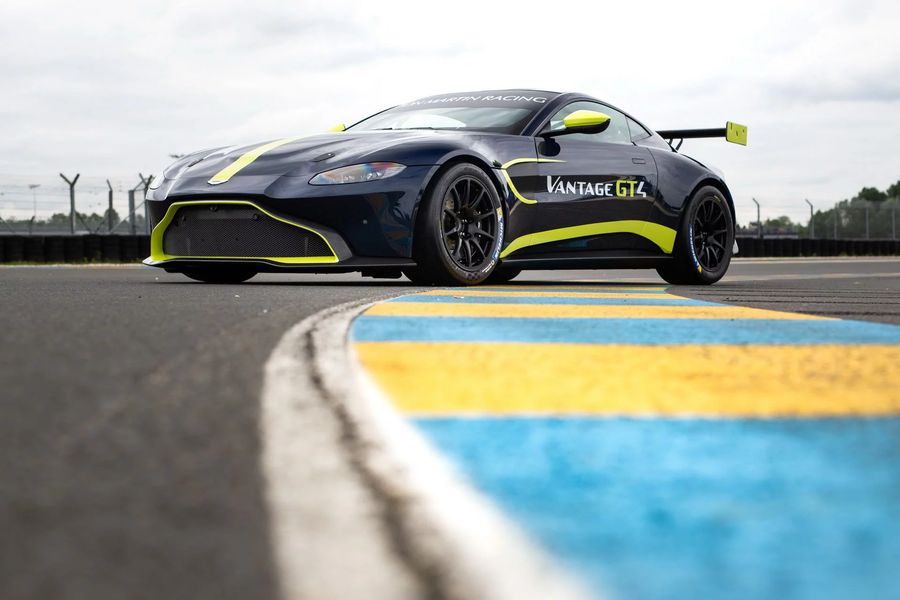 Aston Martin vén màn cặp xe đua Vantage GT3 và GT4 tại giải Le Mans