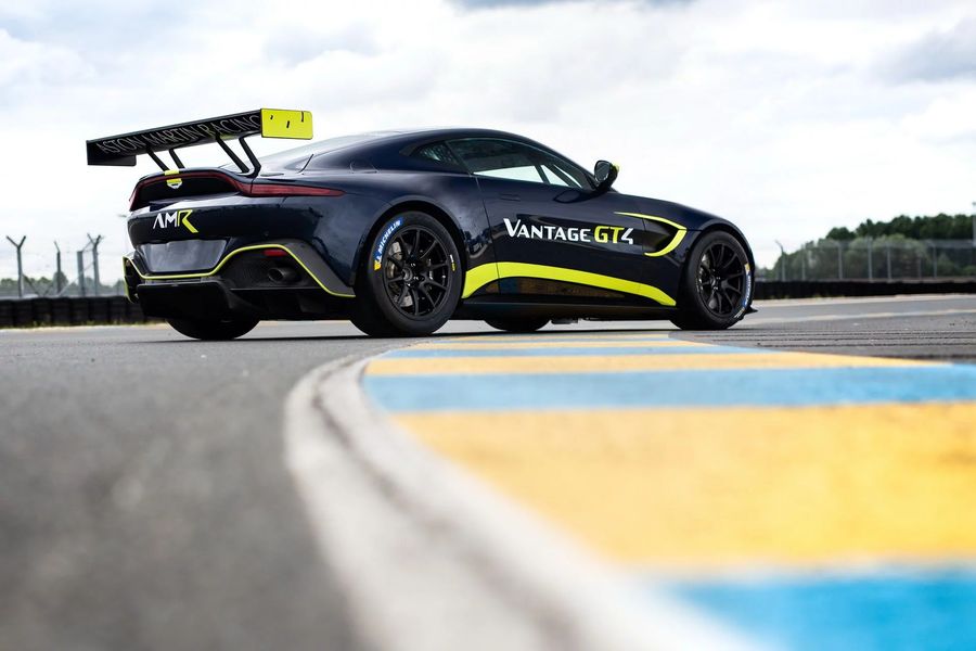 Aston Martin vén màn cặp xe đua Vantage GT3 và GT4 tại giải Le Mans