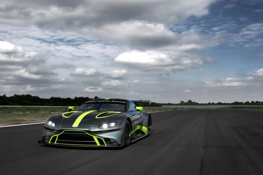Aston Martin vén màn cặp xe đua Vantage GT3 và GT4 tại giải Le Mans