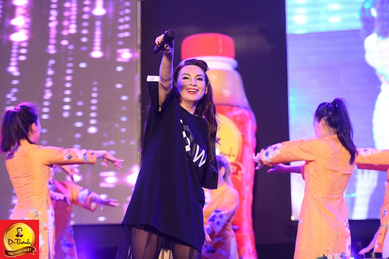 Phi Nhung khiến khán giả Thủ đô bất ngờ với style trẻ trung hiếm thấy