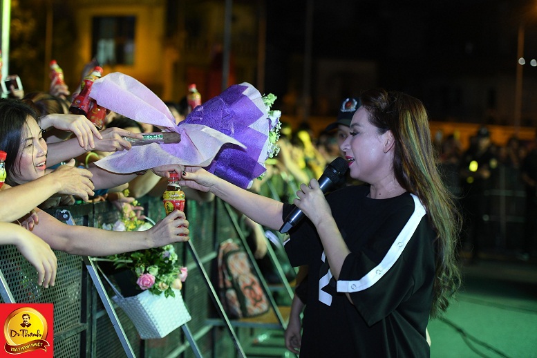 Phi Nhung khiến khán giả Thủ đô bất ngờ với style trẻ trung hiếm thấy