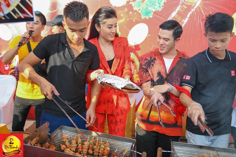 Phi Nhung khiến khán giả Thủ đô bất ngờ với style trẻ trung hiếm thấy