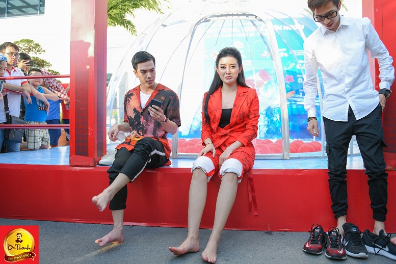 Phi Nhung khiến khán giả Thủ đô bất ngờ với style trẻ trung hiếm thấy