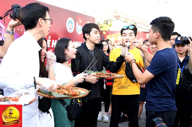 Phi Nhung khiến khán giả Thủ đô bất ngờ với style trẻ trung hiếm thấy