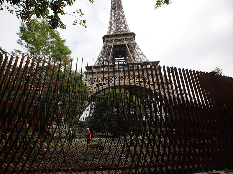 Hàng rào kính 40 triệu USD chống khủng bố quanh tháp Eiffel