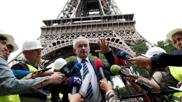 Hàng rào kính 40 triệu USD chống khủng bố quanh tháp Eiffel