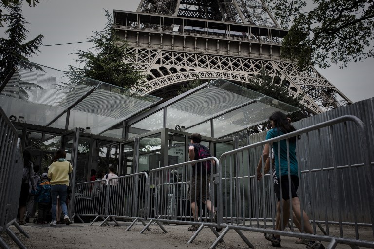 Hàng rào kính 40 triệu USD chống khủng bố quanh tháp Eiffel
