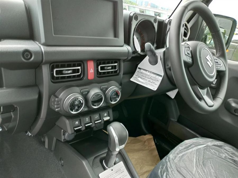 Suzuki Jimny 2019 hoàn toàn mới lần đầu xuất hiện trong diện mạo hoàn chỉnh trên tạp chí